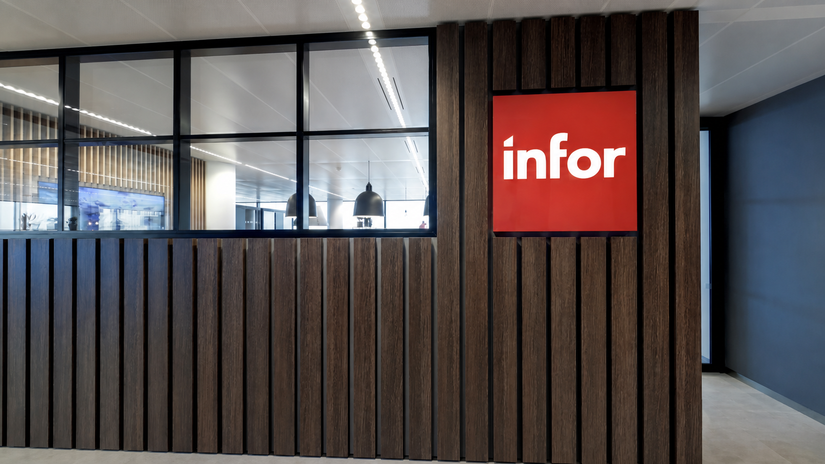 Ontvangstruimte met Infor-logo in het kantoor in Utrecht
