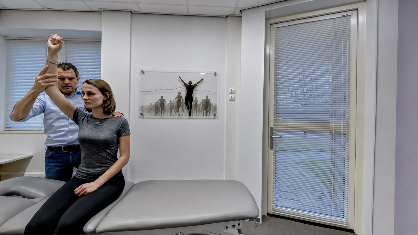 Behandeling in een praktijkruimte van Bakker Training en Therapie