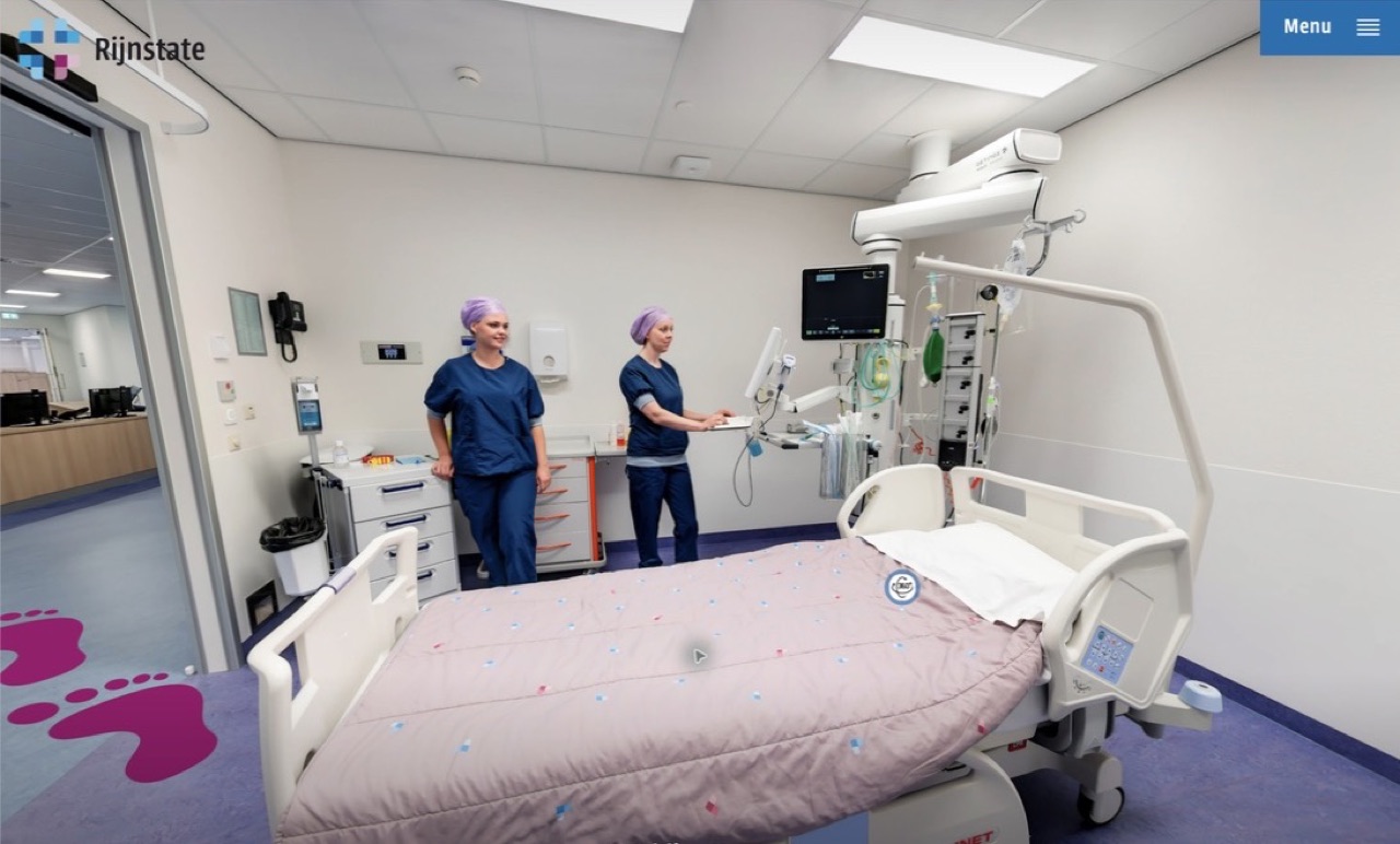 Rijnstate holding area / holdingkamer met ziekenhuisbed en zorgmedewerkers