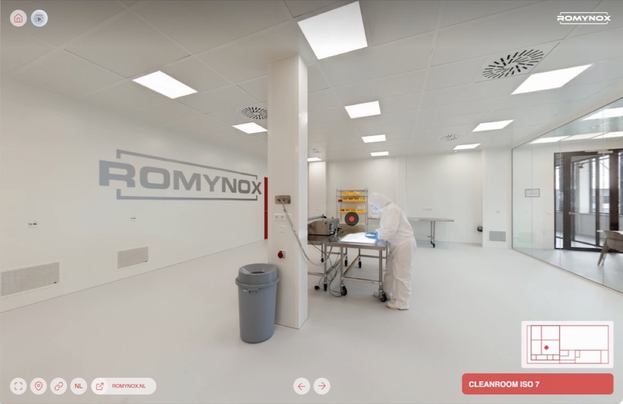 ISO 7-cleanroom van ROMYNOX met medewerker en werktafel