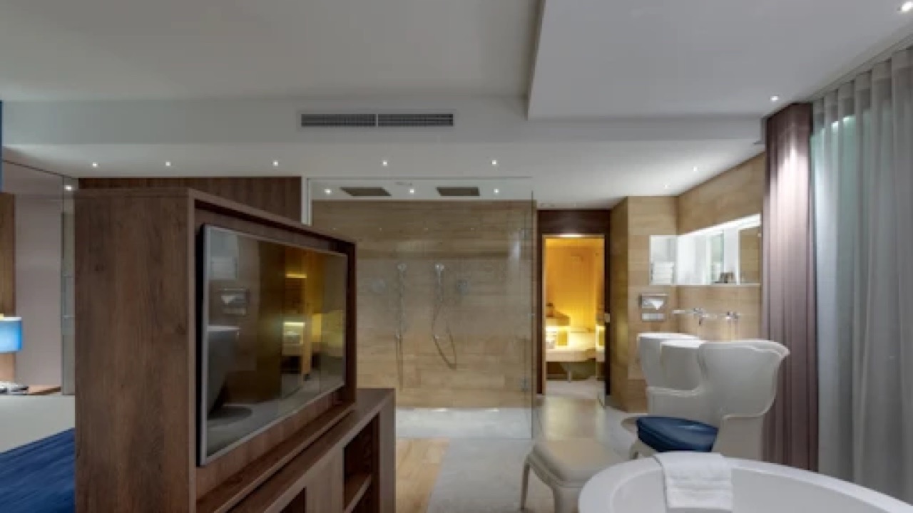 Suite met vrijstaand bubbelbad bij Van der Valk Hotel Haarlem
