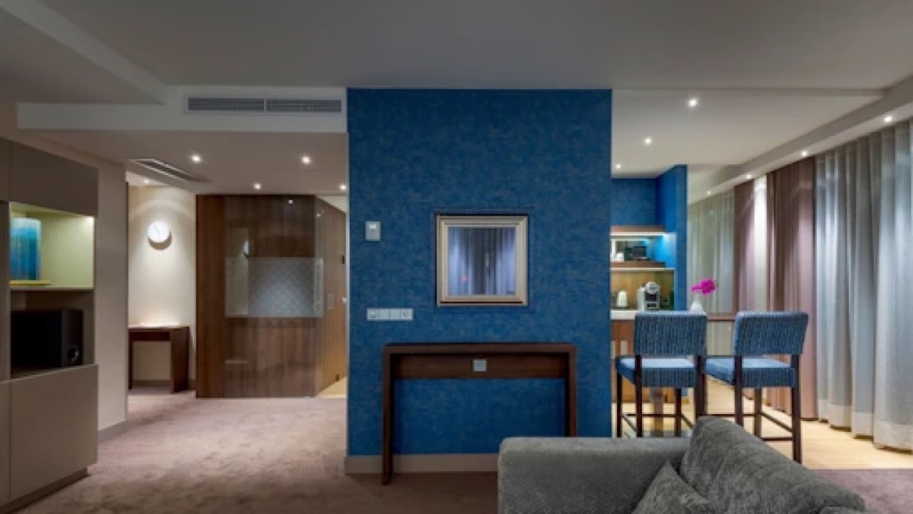Woonkamer en zithoek van een suite in Van der Valk Hotel Haarlem