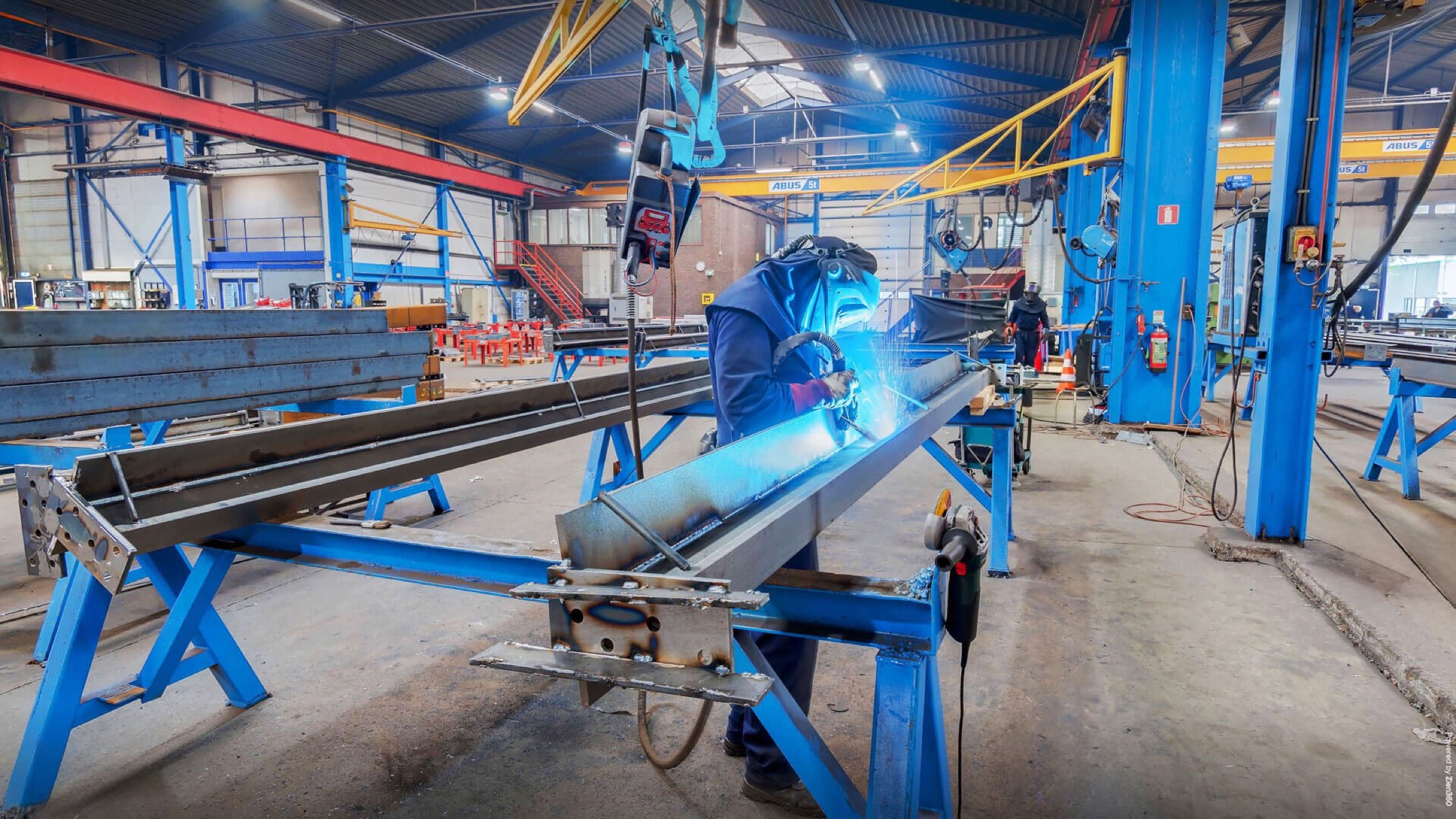 Lasser werkt aan een stalen constructie in de productiehal van TruSteel Group