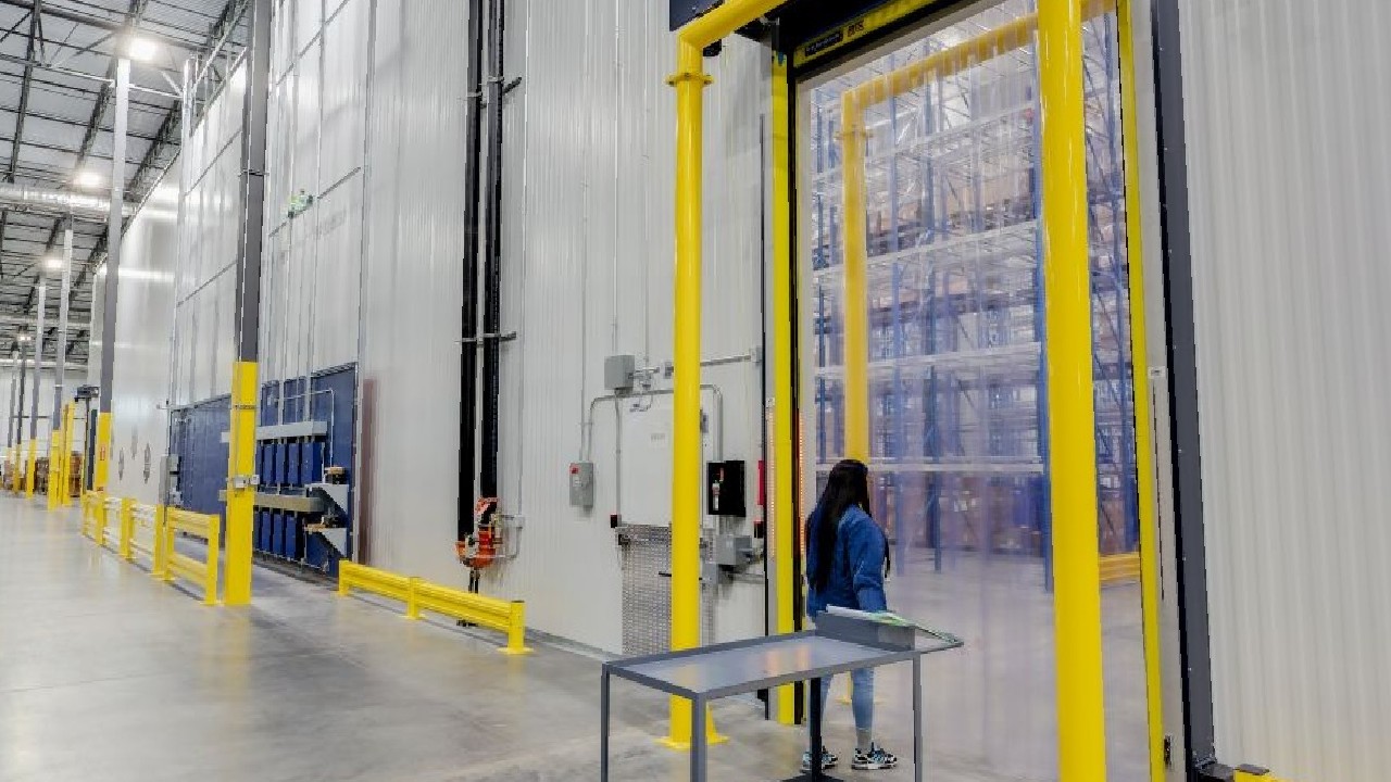 Enlarge temperature-controlled area at UPS Healthcare Louisville