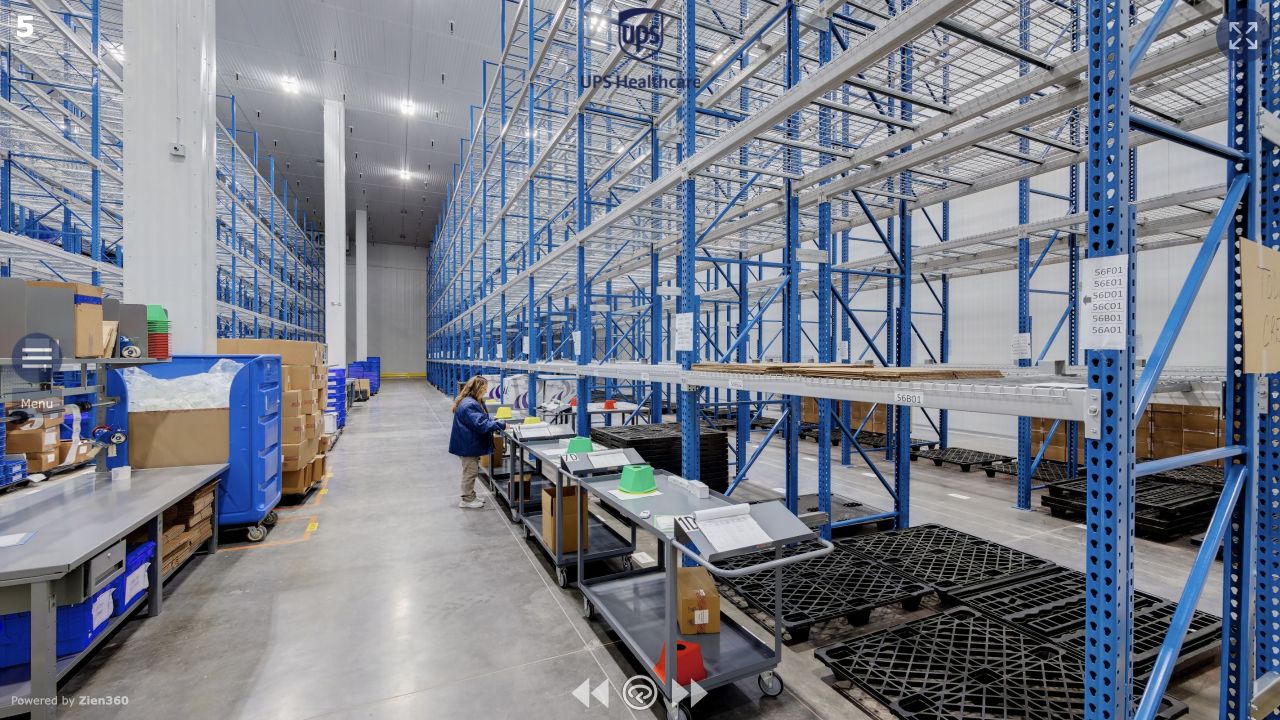 Magazijn met hoge stellingen bij UPS Healthcare Louisville