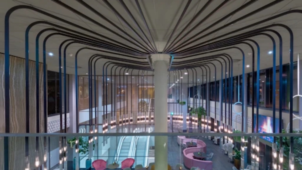Atrium en centrale lounge van Van der Valk Hotel Haarlem