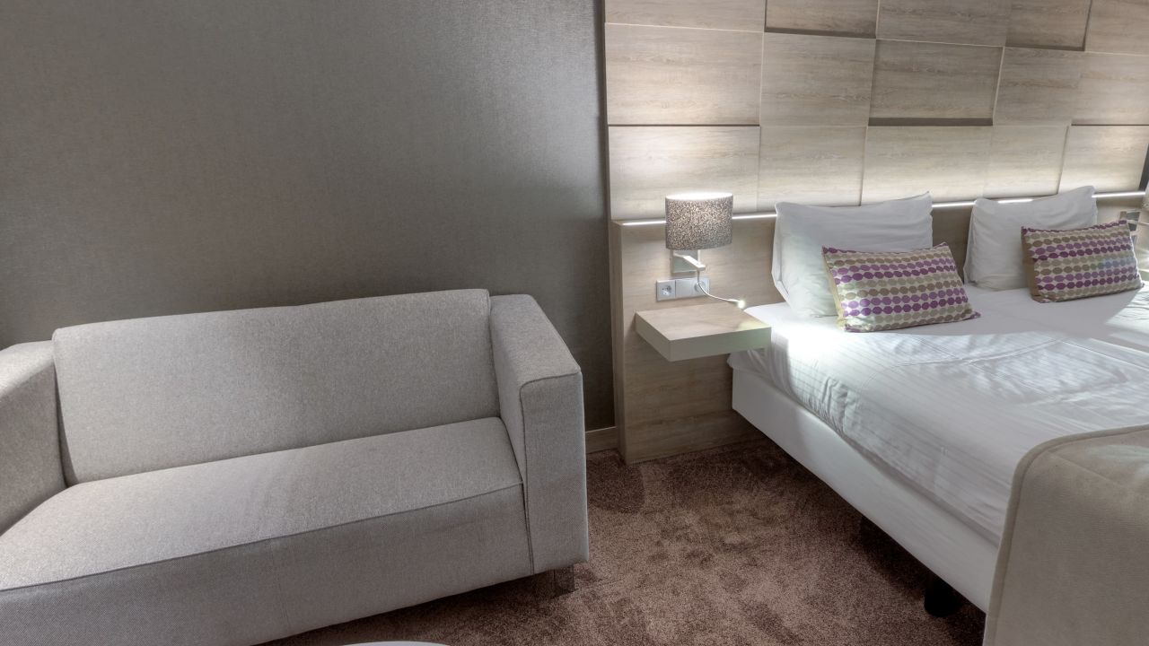 Comfort Plus kamer van Van der Valk Hotel Haarlem met tweepersoonsbed, bank en houten hoofdbord