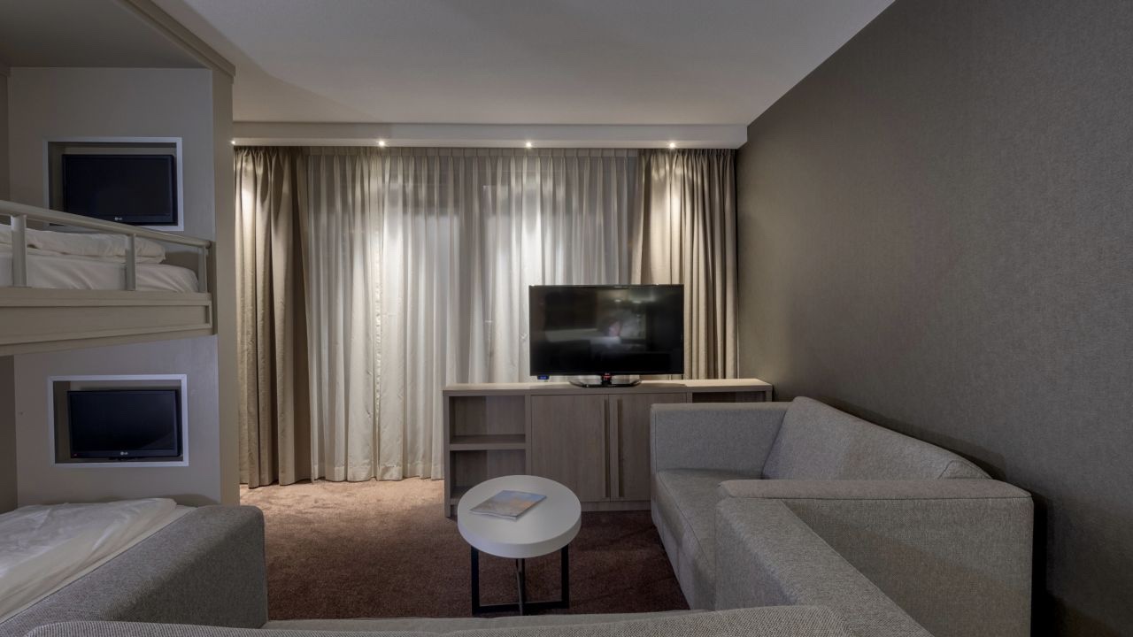 Zespersoons familiekamer van Van der Valk Hotel Haarlem met extra ingebouwde slaapplaatsen