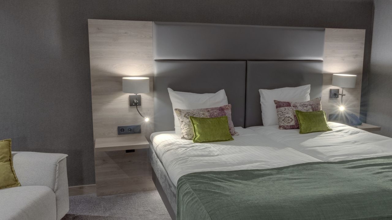 Comfort kamer van Van der Valk Hotel Leeuwarden met volledig tweepersoonsbed en groene sierkussens