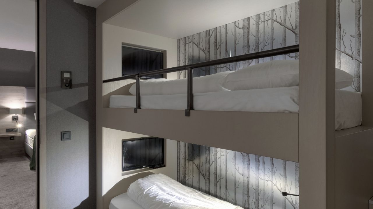 Familiekamer van Van der Valk Hotel Leeuwarden met aparte ingebouwde slaapplaatsen voor kinderen