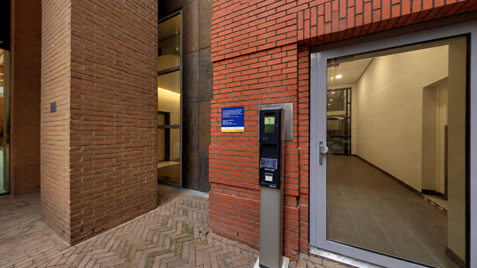 Voetgangersingang van parkeergarage Helicon