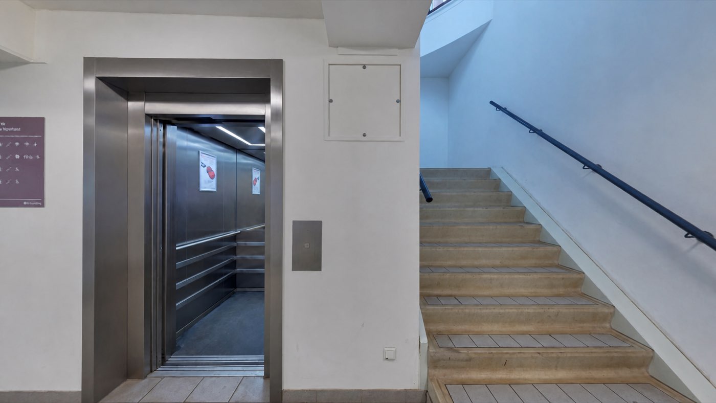 Lift en trap in parkeergarage Museumkwartier
