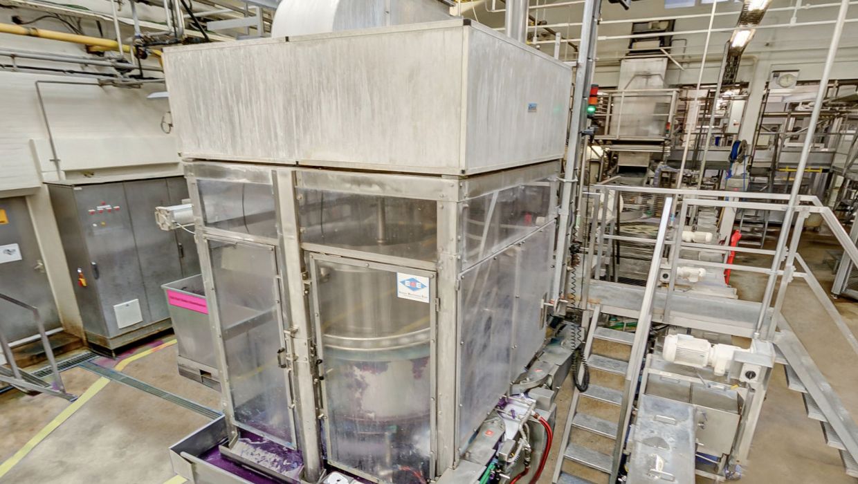 Vulmachine voor rode kool in de HAK-fabriek