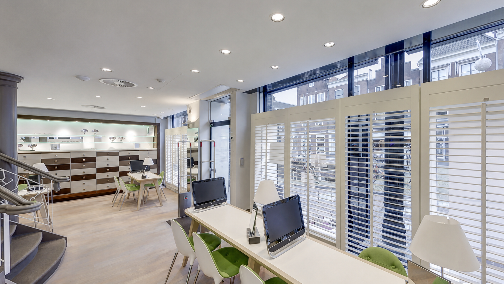 Winkelinterieur van Van der Leeuw Optiek in Delft